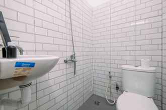 Toilet Kamar 4 Brand New Studio at Banyo Raya A25 Guesthouse for 2 Pax 