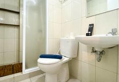 Bilik Mandi dalam Bilik 5 Well Furnished and Good Deal 2BR at Springlake Summarecon Bekasi Apartment By Travelio