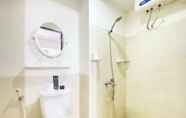 Toilet Kamar 6 Homey and Cozy 1BR Apartment at Harvard Jatinangor By Travelio