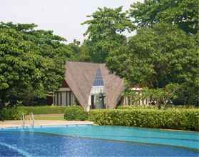 Swimming Pool 4 Jakarta Escape City Park by Rumah Perubahan