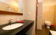 In-room Bathroom 2 Kuta Paradise 777