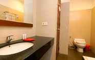 In-room Bathroom 7 Kuta Paradise 777