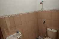 In-room Bathroom Adiputra Guesthouse 3