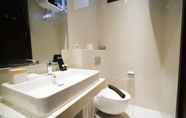 Toilet Kamar 7 Spacey and Chic 3BR at The Rosebay Apartment By Travelio