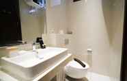 In-room Bathroom 7 Spacey and Chic 3BR at The Rosebay Apartment By Travelio