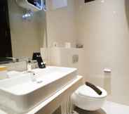 In-room Bathroom 7 Spacey and Chic 3BR at The Rosebay Apartment By Travelio