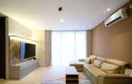 Lobi 4 Spacey and Chic 3BR at The Rosebay Apartment By Travelio