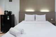 Kamar Tidur Homey and Compact Studio at Taman Melati Surabaya Apartment By Travelio