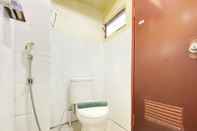 Phòng tắm bên trong Graceful 2BR at Gateway Ahmad Yani Cicadas Apartment By Travelio