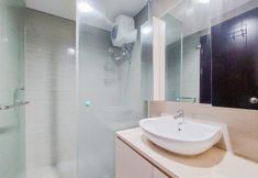 客房浴室 3 Simply and Modern Studio Apartment at Casa de Parco By Travelio