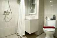 Phòng tắm bên trong Minimalist Studio Apartment at Vasanta Innopark By Travelio