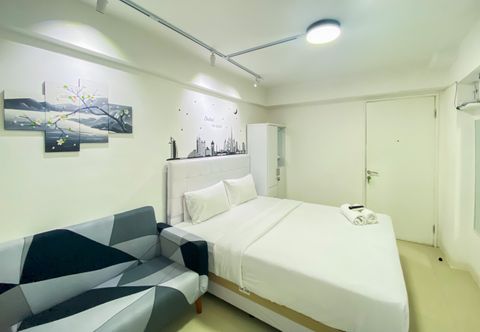 ห้องนอน Modern Design and Cozy Studio Apartment at Bassura City By Travelio