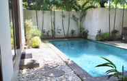 Swimming Pool 5 Villa Bristol