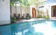 Kolam Renang 7 Villa Bristol