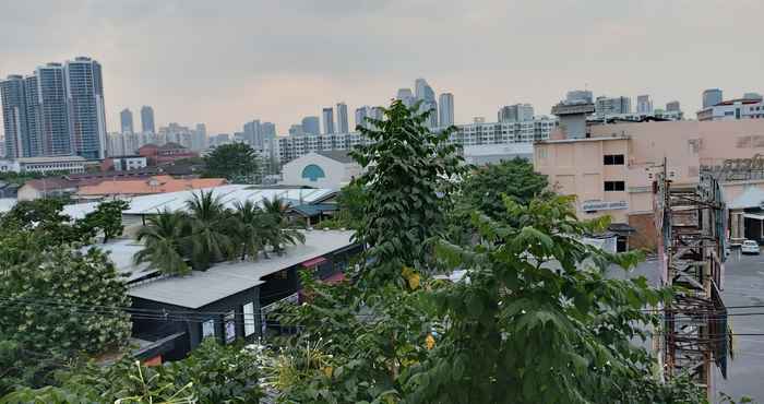 Bên ngoài The Center Town 