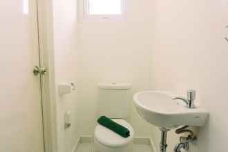 Toilet Kamar 4 Cozy and Simply Look Studio at Aeropolis Residence Apartment By Travelio