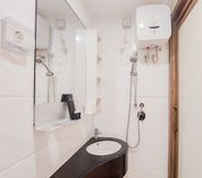 Toilet Kamar 3 Comfy and Fancy Studio at Sky House BSD Apartment By Travelio