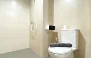 Toilet Kamar 3 Well Furnished and Cozy Studio Apartment at Gateway Park LRT City Bekasi By Travelio