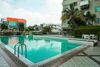 Kolam Renang Comfort 2BR Apartment at Semanggi By Travelio