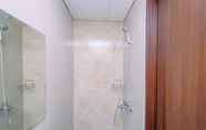 Toilet Kamar 3 Good Deal Studio at Transpark Cibubur Apartment By Travelio