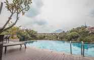 Swimming Pool 6 Cozy Studio Room Apartment at 12th Floor Taman Melati Jatinangor By Travelio