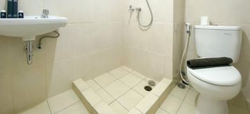 客房浴室 3 Restful Studio Room at Springlake Summarecon Apartment near Mall By Travelio