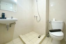 客房浴室 Restful Studio Room at Springlake Summarecon Apartment near Mall By Travelio