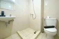 Toilet Kamar Restful Studio Room at Springlake Summarecon Apartment near Mall By Travelio