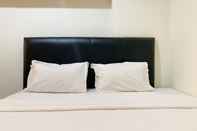 Kamar Tidur Warm and Homey 1BR Apartment at Belmont Residence Puri By Travelio