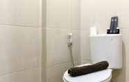 Toilet Kamar 3 Cozy Studio Apartment at Osaka Riverview PIK 2 By Travelio