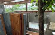 Toilet Kamar 2 Kika Pool Villa & BBQ