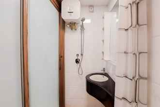 In-room Bathroom 4 Comfort Design Studio Full Furnished at Sky House BSD Apartment By Travelio