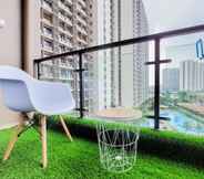 Common Space 4 Comfort Design Studio Full Furnished at Sky House BSD Apartment By Travelio