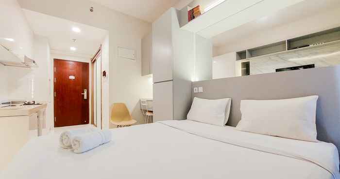 Bedroom Comfort Design Studio Full Furnished at Sky House BSD Apartment By Travelio
