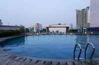 Swimming Pool Homey and Minimalist Studio Room Apartment at GP Plaza By Travelio