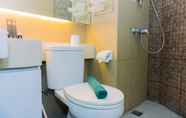 Toilet Kamar 6 Elegant and Homey 2BR Apartment at GP Plaza By Travelio