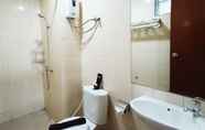 In-room Bathroom 4 Good Deal and Comfy 1BR Apartment at Vida View By Travelio