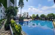 Swimming Pool 5 Good Deal and Comfy 1BR Apartment at Vida View By Travelio