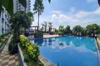 สระว่ายน้ำ Good Deal and Comfy 1BR Apartment at Vida View By Travelio