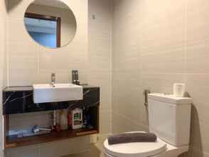 In-room Bathroom 4 Modern and Comfort Design Studio Room Apartment at West Vista By Travelio