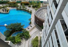 Swimming Pool 4 Modern and Comfort Design Studio Room Apartment at West Vista By Travelio