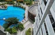 Kolam Renang 4 Modern and Comfort Design Studio Room Apartment at West Vista By Travelio