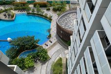 Swimming Pool Modern and Comfort Design Studio Room Apartment at West Vista By Travelio