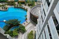 Kolam Renang Modern and Comfort Design Studio Room Apartment at West Vista By Travelio