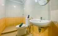 Toilet Kamar 5 Luxury 2BR Apartment at Grand Palace Kemayoran By Travelio