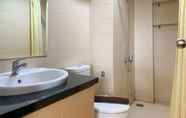 Toilet Kamar 5 Nice and Comfort 2BR Apartment at 9th Floor Saveria BSD City By Travelio