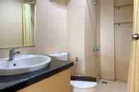 Toilet Kamar Nice and Comfort 2BR Apartment at 9th Floor Saveria BSD City By Travelio