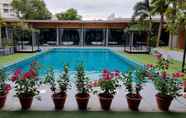 Kolam Renang 2 S Club & Hotel