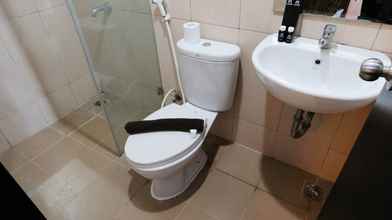 Toilet Kamar 4 Strategic and Cozy Living Studio Apartment at Tamansari Papilio By Travelio