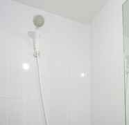 Toilet Kamar 3 Simply and Cozy Living Studio Apartment at Tokyo Riverside PIK 2 By Travelio